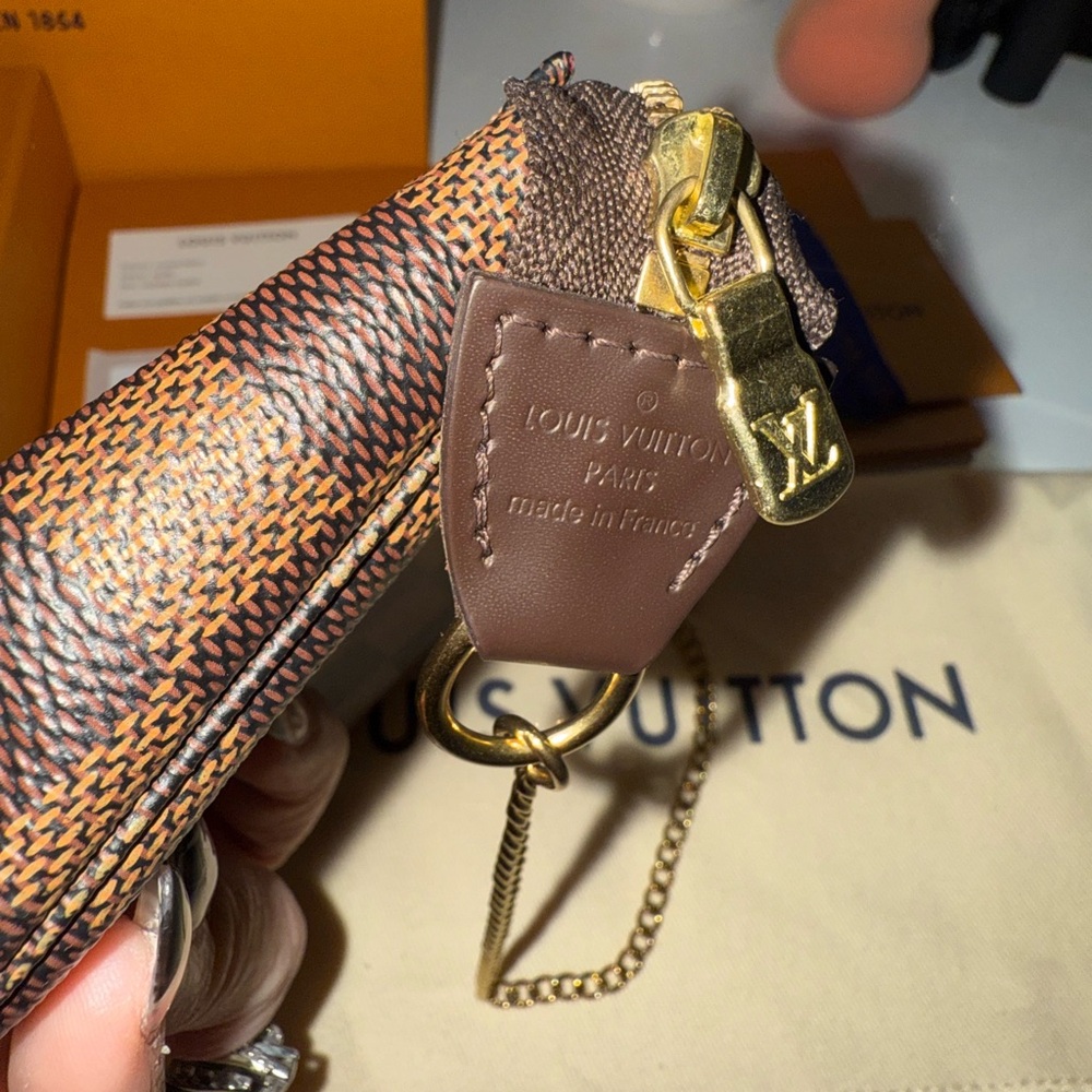 ✨ Authentic Louis Vuitton Damier Ebene Mini Pochette ✨ - Picture 7 of 11